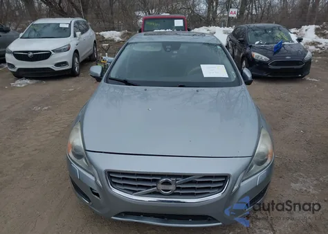2013 Volvo S60 T5 z USA, uszkodzony, nr VIN YV1612FH8D2206378